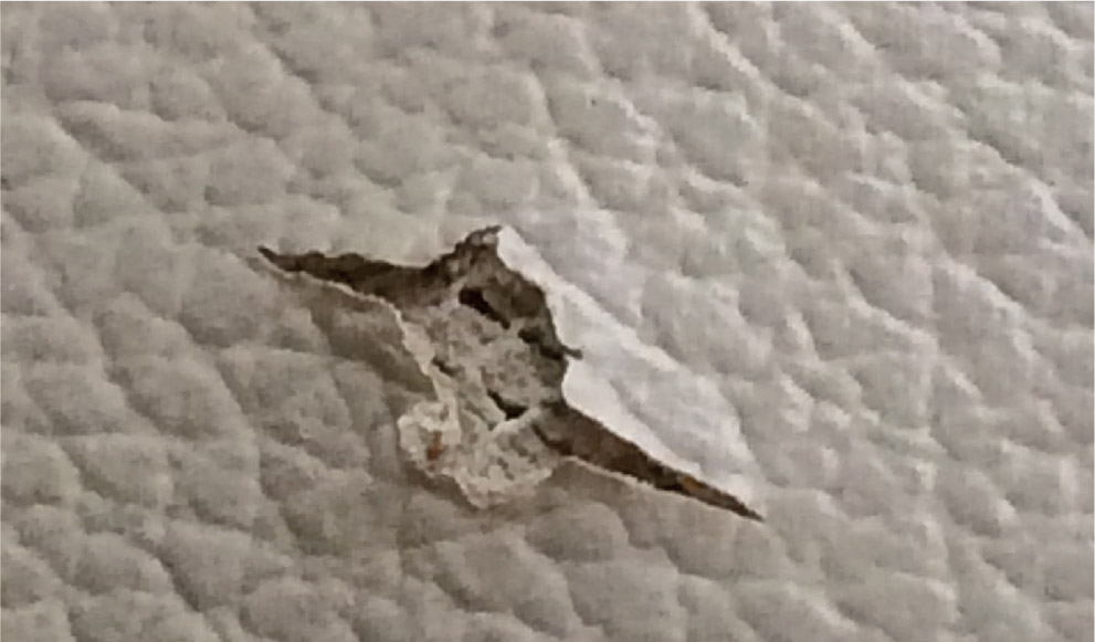 ソファーの穴